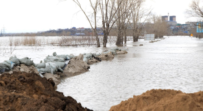 Борьба с паводками продолжается в трех областях Казахстана