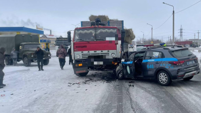 Полицейское авто попало под КамАЗ в Семее